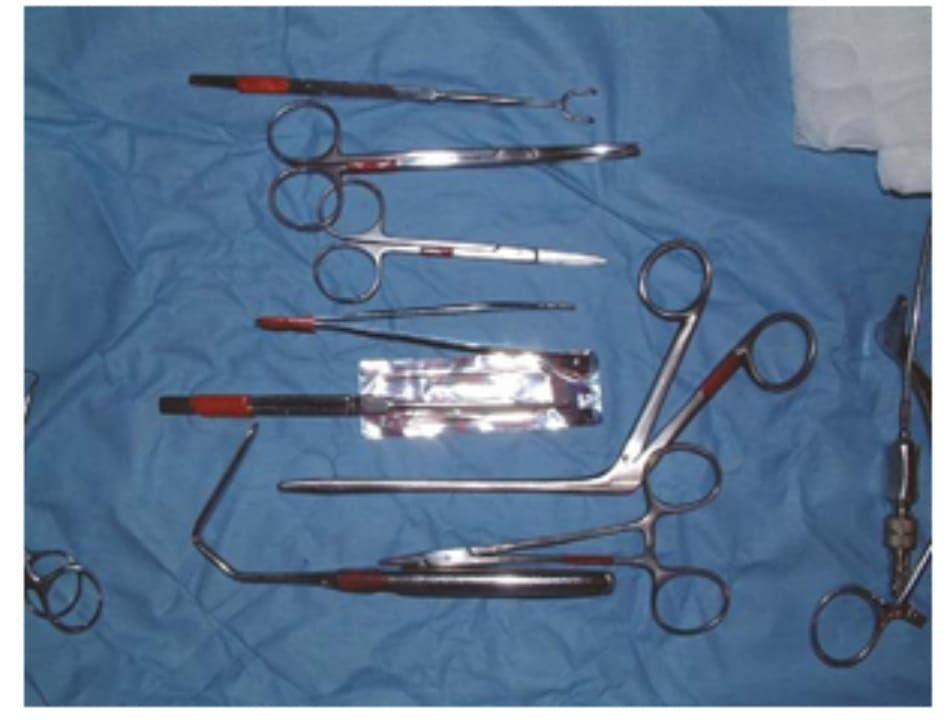 Hình 15-1 Dụng cụ sử dụng trong phẫu thuật nâng mũi
